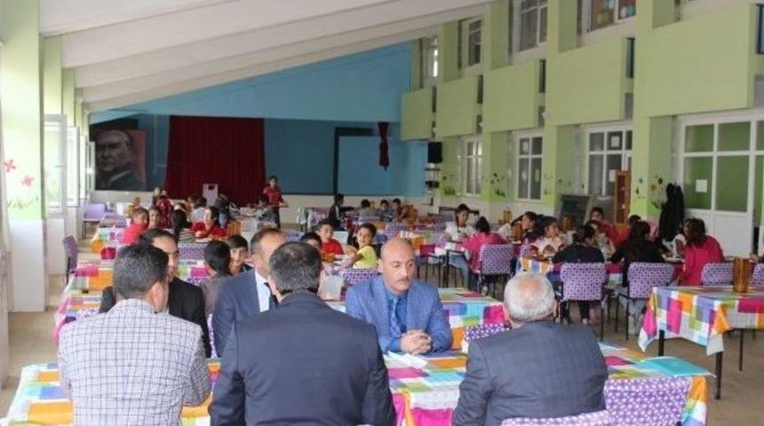 Milli Eğitim M&uuml;d&uuml;r&uuml; Cırıt &Ouml;ğrencilerle Yemek Yedi
