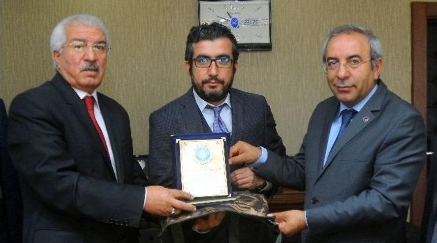 T&uuml;rk Eğitim-sen&rsquo;den Yrd. Do&ccedil;. Dr. Yavuz&rsquo;a Plaket