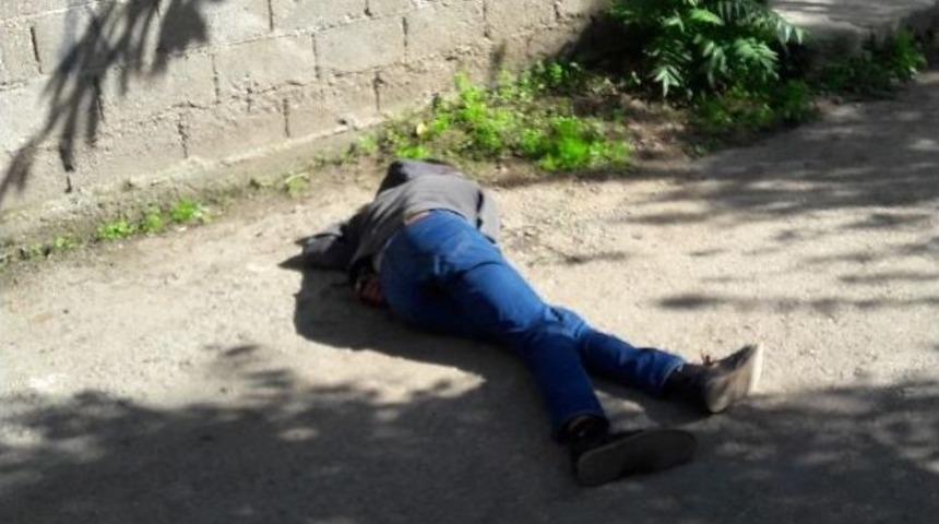 Yerde Baygın Yatan Gen&ccedil; Hastaneye Kaldırıldı