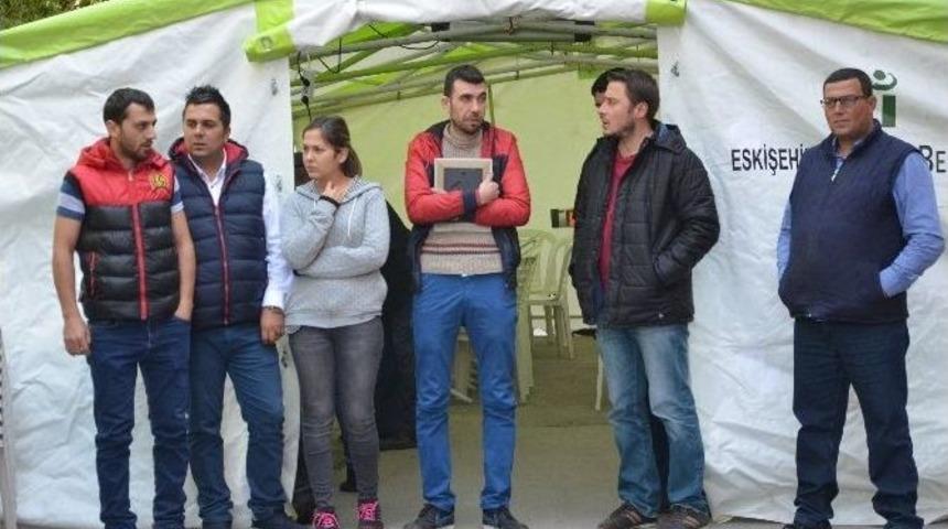 Şehidin Abisi Elindeki Fotoğrafla Kardeşinin Naaşını Bekliyor