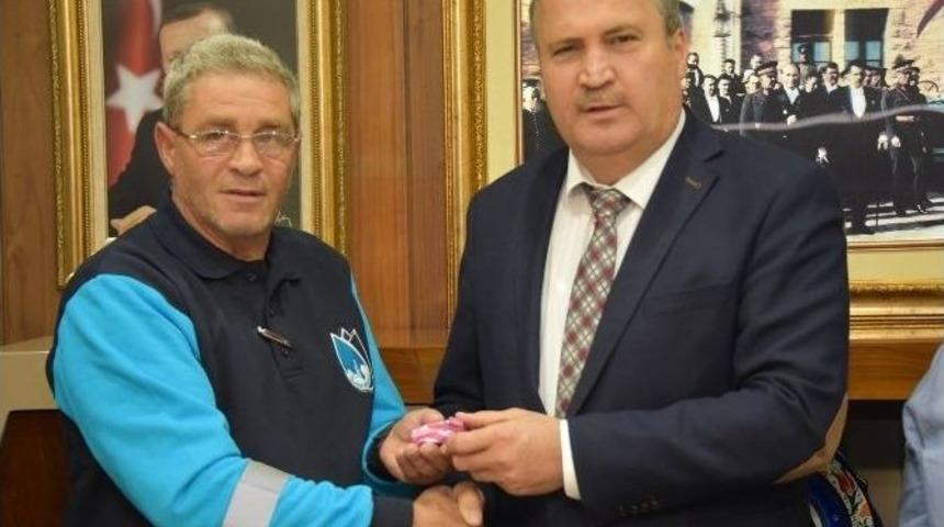 &Ccedil;&ouml;pte Bulduğu Altını Sahibine Teslim Etti