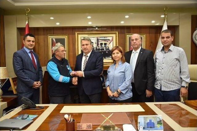 Çöpte Bulduğu Altını Sahibine Teslim Etti 1