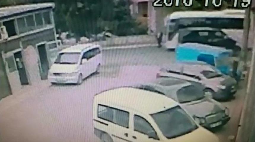 Minib&uuml;s&uuml;n &Ccedil;arptığı Yaşlı Adam Hastanede Yaşam M&uuml;cadelesi Veriyor