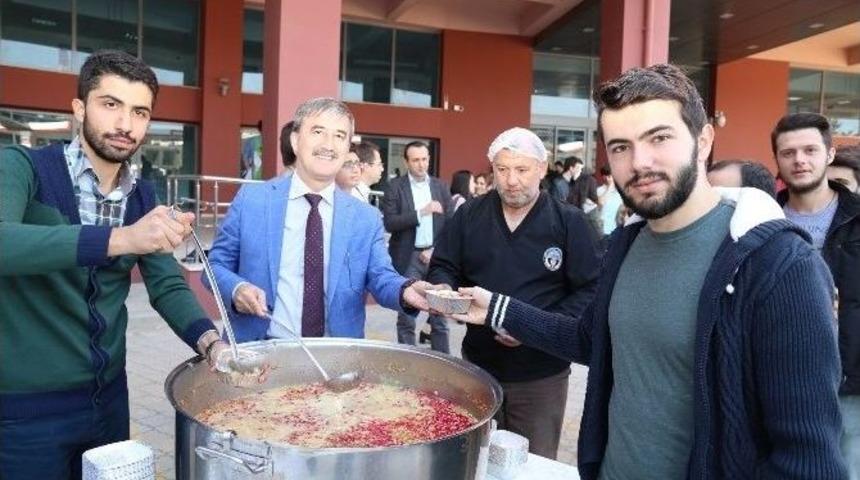 Turgutlu Belediyesi&rsquo;nden &Uuml;niversite &Ouml;ğrencilerine Aşure İkramı