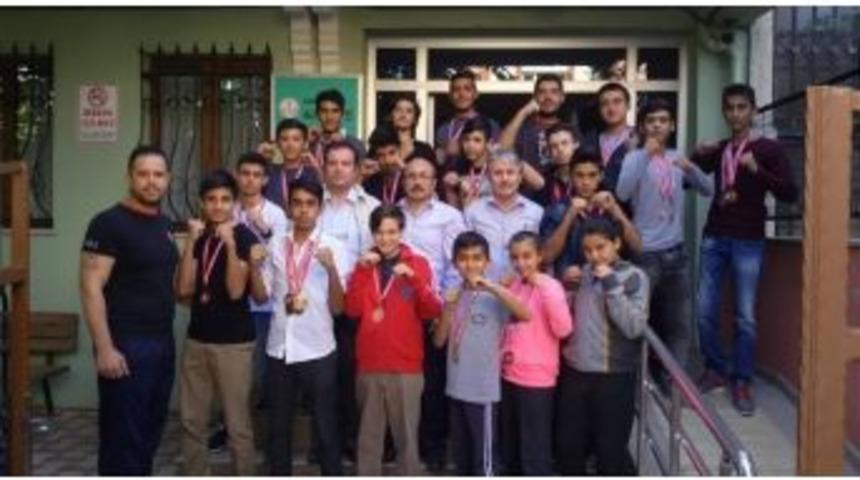 Salihlili Demir Yumruklar Madalyaya Doymuyor