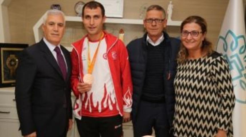 Milli Atletten Bozbey&rsquo;e Teşekk&uuml;r Ziyareti
