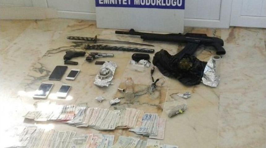 İzmir&rsquo;de Zehir Tacirlerine Operasyon: 9 G&ouml;zaltı