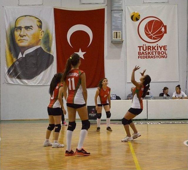 Foçalı Voleybolcular Deneyim Kazanıyor 1