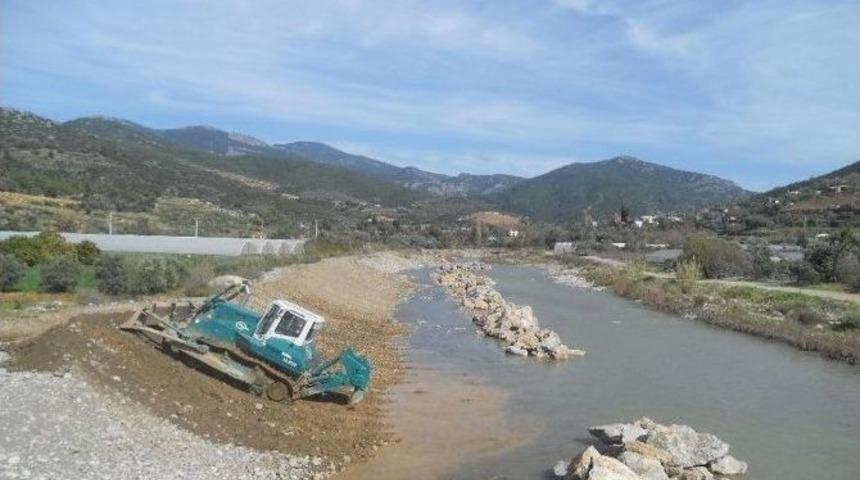 Dsi Gazipaşa&rsquo;da Dere Islah &Ccedil;alışmalarına Devam Ediyor