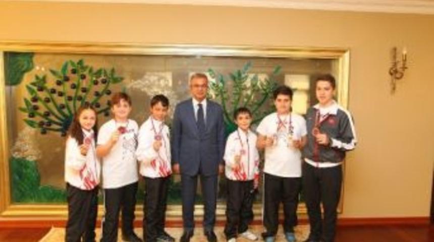 Karate Yıldız Milli Takım Sporcuları Başkan K&ouml;şker&rsquo;i Ziyaret Etti