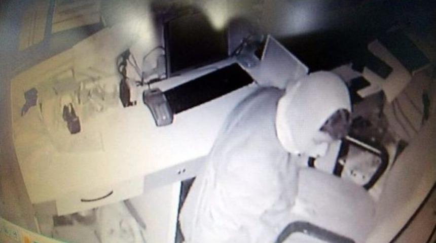 Hırsızlar D&uuml;kkan Sahibini Canından Bezdirdi