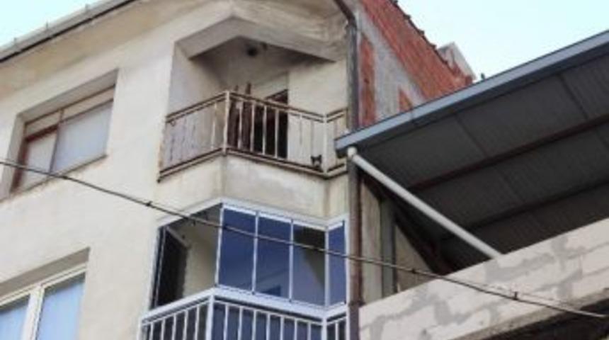 Evde 10 G&uuml;n Boyunca Mahsur Kalan Kedi Kurtarıldı