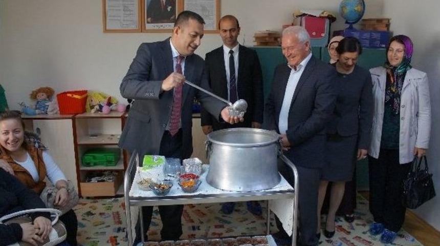 Anaokulu &Ouml;ğrencilerinden Aşure İkramı