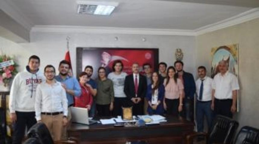 Besni İl&ccedil;e Milli Eğitim M&uuml;d&uuml;r&uuml; Neşet Yazar&acute;dan Boğazi&ccedil;i Yapı Kul&uuml;b&uuml;ne Plaket