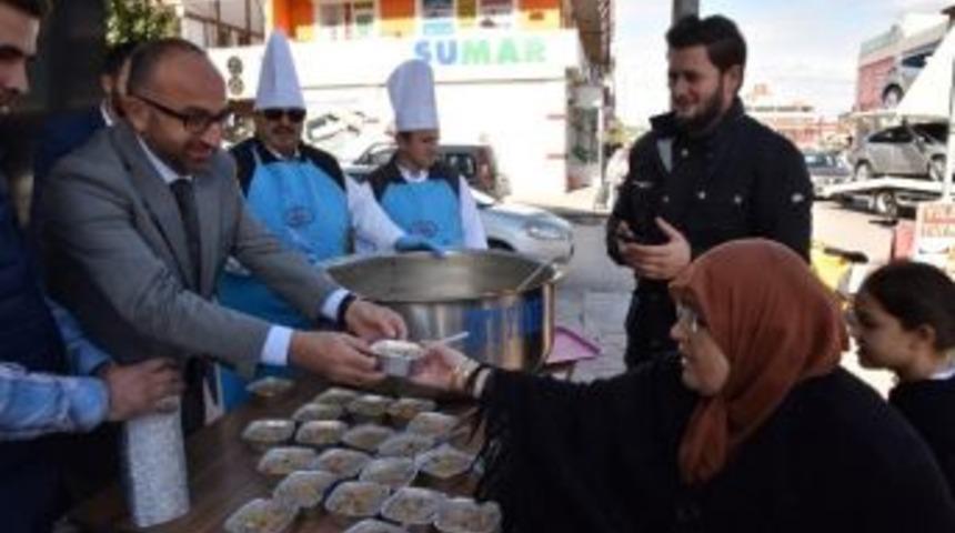 Başkan &Uuml;z&uuml;lmez, İstasyon Mahallesinde Aşure Dağıttı