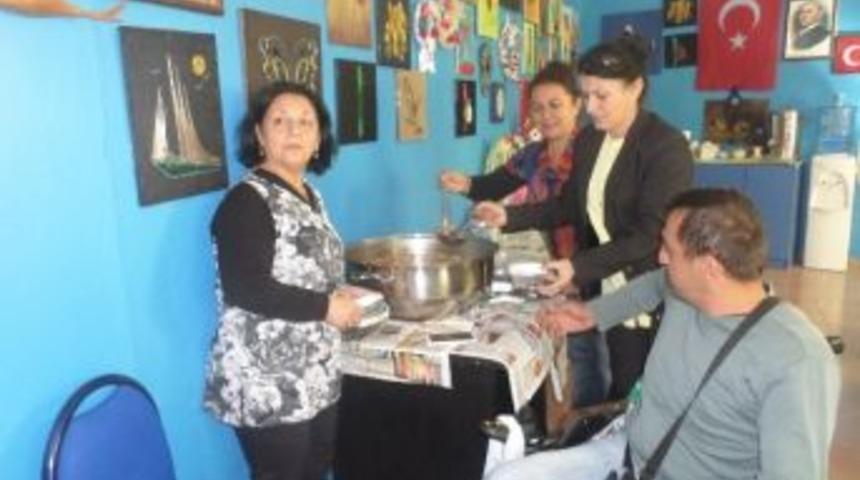 Mudanya Engelliler Derneği Aşure Dağıttı