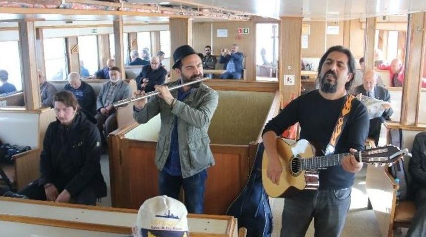 Sokak M&uuml;zisyenleri Vapurlara Taşındı