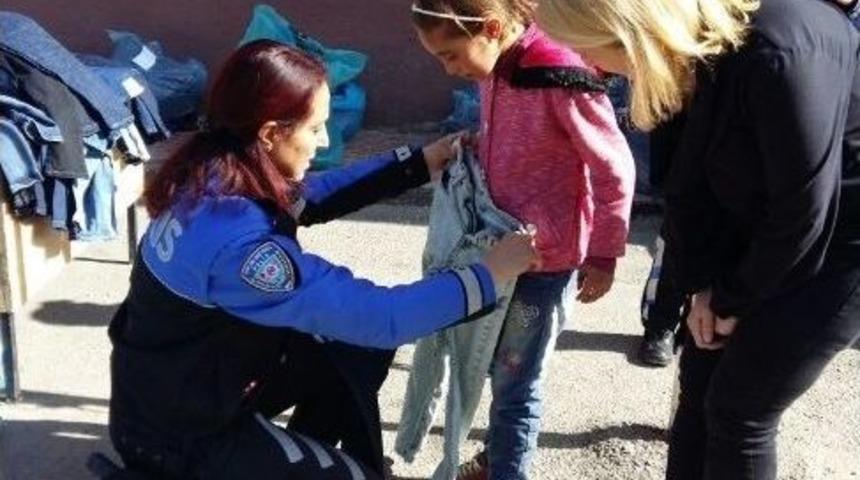 Van Polisinden 840 &Ouml;ğrenciye Giyim Yardımı