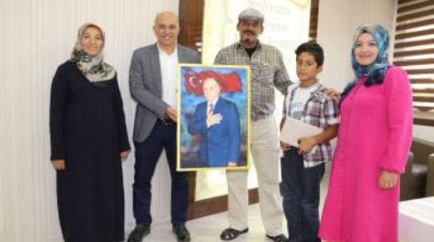 Iraklı İnşaat M&uuml;hendisi, Başkan &Ccedil;alışkan&rsquo;a Tablo Hediye Etti