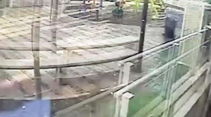 Halk Otobüsünün Durağa Çarpma Anı Kamerada