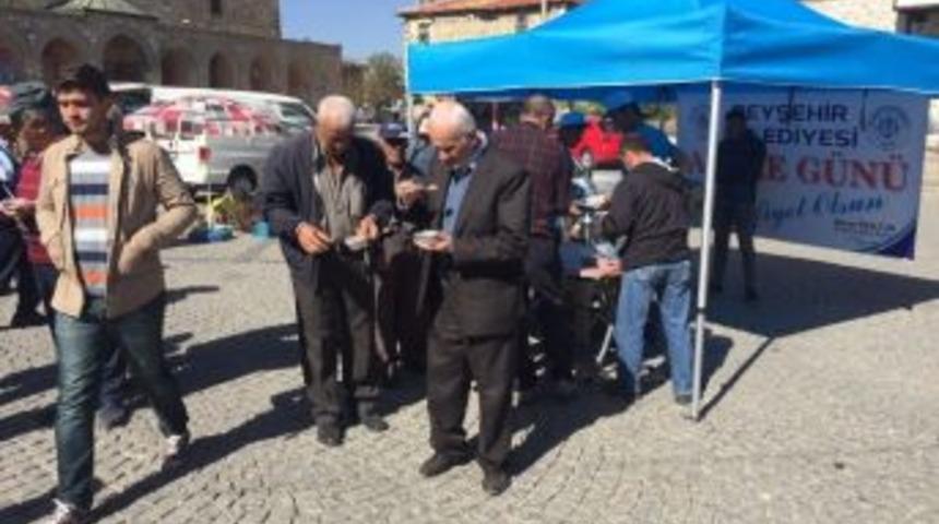 Tarihi Eşrefoğlu Camisi Ziyaret&ccedil;ilerine Aşure İkramı