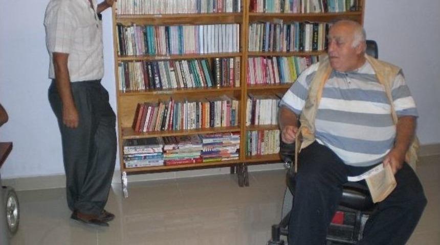 Manavgat Halk K&uuml;t&uuml;phanesi&rsquo;nden Engelliler Derneğine K&uuml;t&uuml;phane