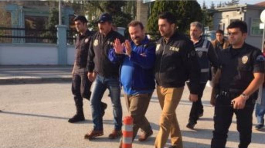 Eski Kom M&uuml;d&uuml;r&uuml; Adliyeye &Ccedil;ıkartıldı