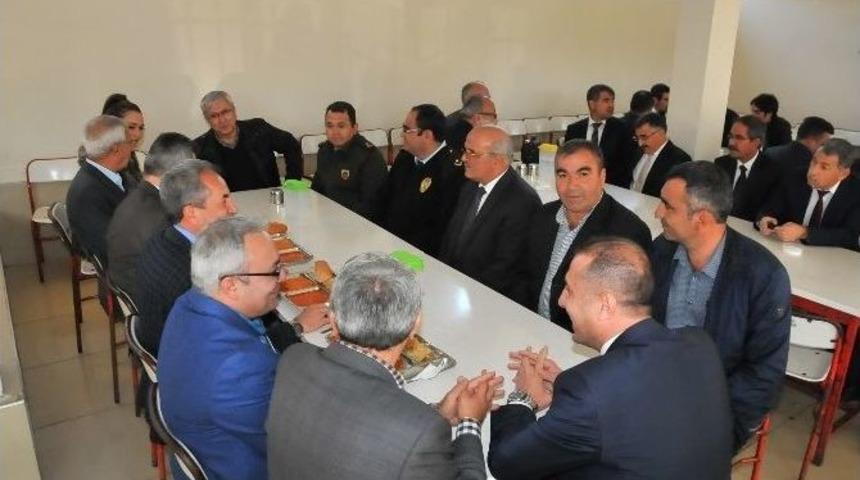 Akşehir Protokol&uuml; Kızılay Aşevi&rsquo;nde &Ouml;ğrencilerle Birlikte Yemek Yedi