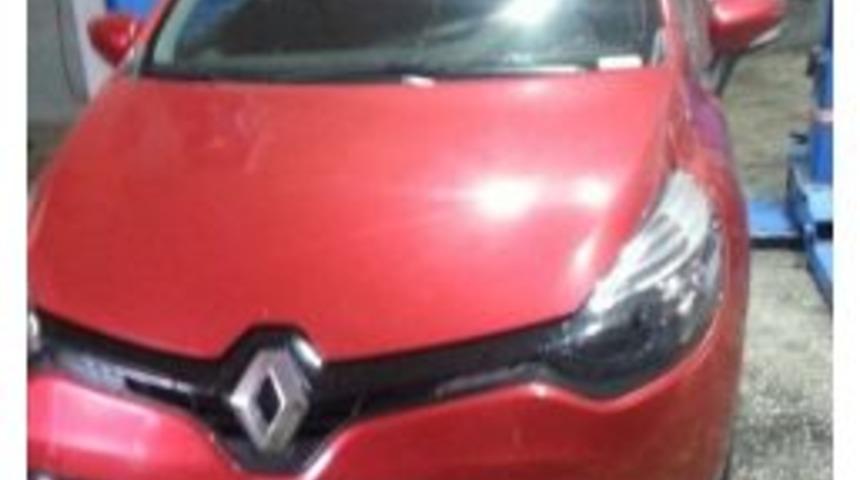 Otomobile Giren Yılanı İtfaiye &Ccedil;ıkardı