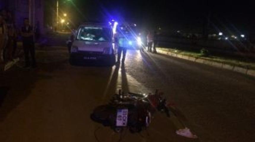 Motosiklet Otomobille &Ccedil;arpıştı: 2 &Ouml;l&uuml;