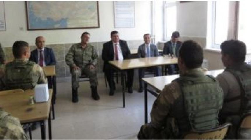 Vali Arslantaş, 2 Ter&ouml;risti &Ouml;ld&uuml;ren Operasyon Ekibini Tebrik Etti