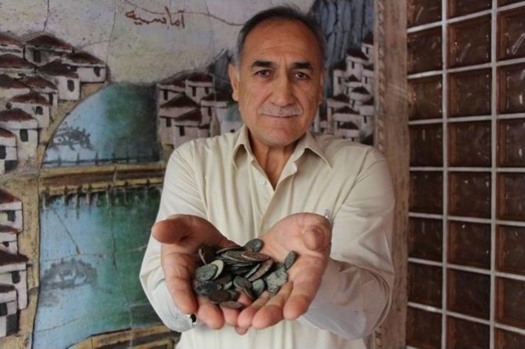 K&ouml;yl&uuml;lerden Aldığı 2 Bin Yıllık Sikkeleri M&uuml;zeye Verdi