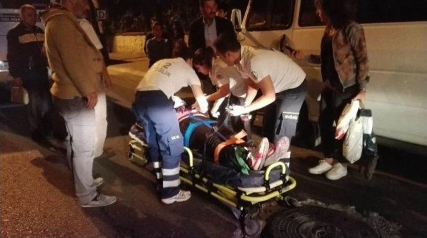 Seyir Halindeyken A&ccedil;ılan Kapıdan D&uuml;şen Yolcu Hastaneye Kaldırıldı