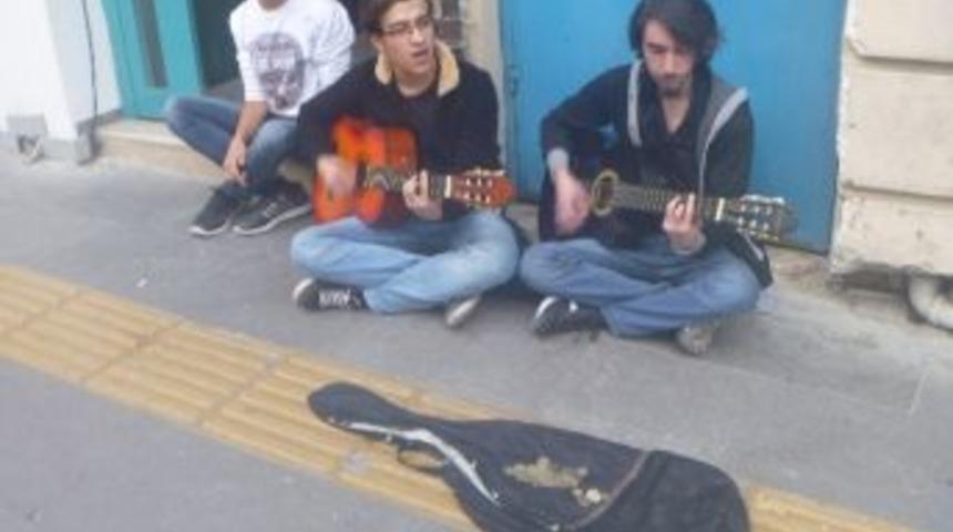 Sokak M&uuml;zisyenler Hem Sanatları İcra Ediyor, Hem De Har&ccedil;lıklarını &Ccedil;ıkarıyorlar