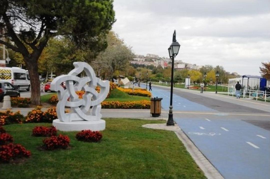 Barış İ&ccedil;in Sanata D&ouml;n&uuml;şen Heykeller, Şehrin 4 Bir Yanına Konuldu