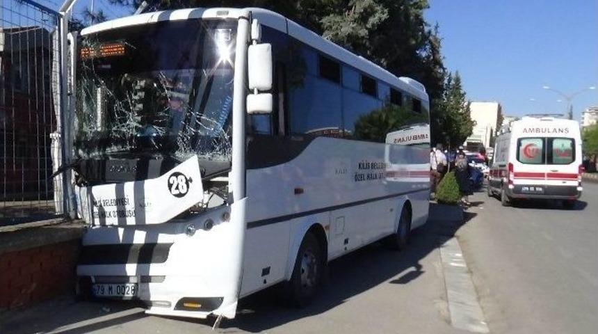S&uuml;r&uuml;c&uuml;s&uuml; Kalp Krizi Ge&ccedil;iren Midib&uuml;s Duvara &Ccedil;arptı: 1 &Ouml;l&uuml;, 4 Yaralı