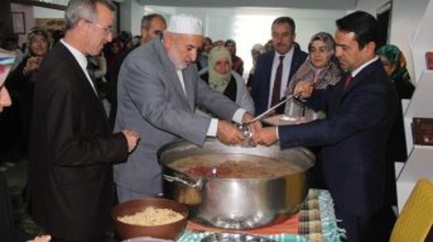 Vali Aktaş Kız Kur&rsquo;an Kursunda Aşure Programına Katıldı