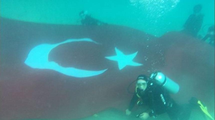 T&uuml; Dalgı&ccedil;lardan Su Altında Dev T&uuml;rk Bayrağı