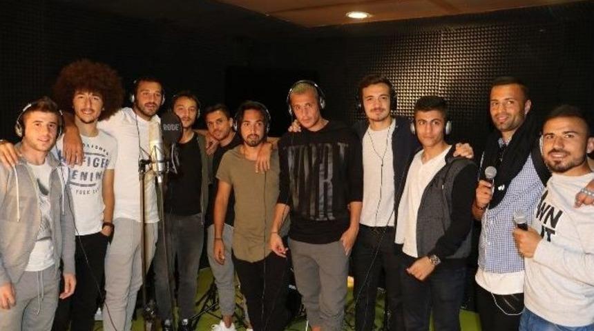 Yeşil Sahanın Yıldızlar Sesleriyle B&uuml;y&uuml;ledi