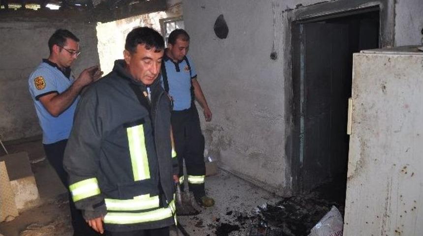 Milas&rsquo;ta Terk Edilmiş Evdeki Yangın Mahalleliyi Tedirgin Etti