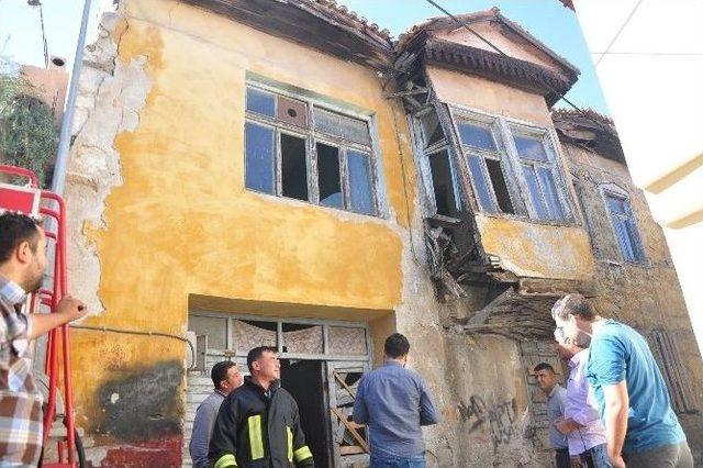Milas’ta Terk Edilmiş Evdeki Yangın Mahalleliyi Tedirgin Etti