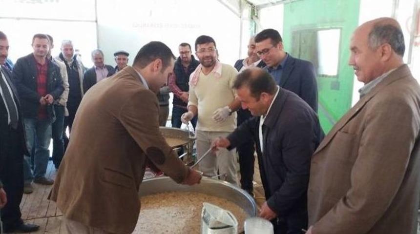 Aşureyi İmam Pişirdi, Muhtar İkram Etti