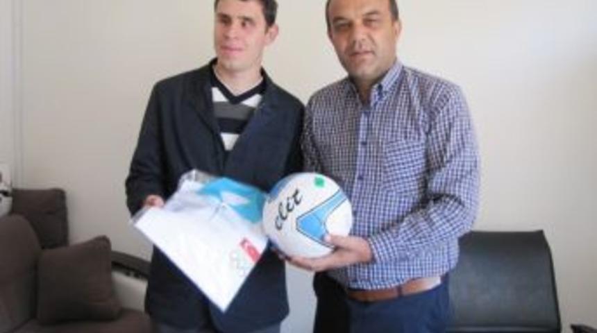 G&ouml;rme Engelli Milli Sporcudan Gen&ccedil;lik Hizmetleri Ve Spor İl&ccedil;e M&uuml;d&uuml;r&uuml;ne Ziyaret