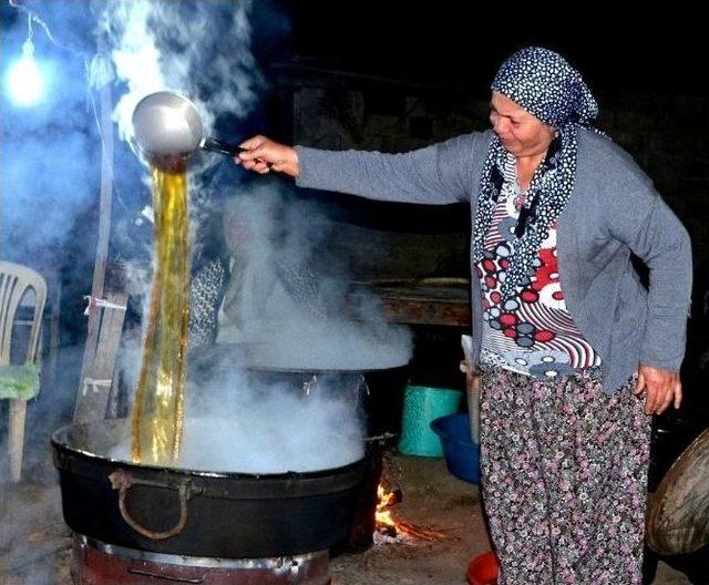Sarıg&ouml;l&rsquo;de İmece Usul&uuml; Doğal Pekmez Yapımı 1