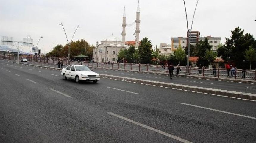 (&ouml;zel Haber) &Uuml;st Ge&ccedil;idi Kullanmayıp, Bariyerlerden Atlıyorlar