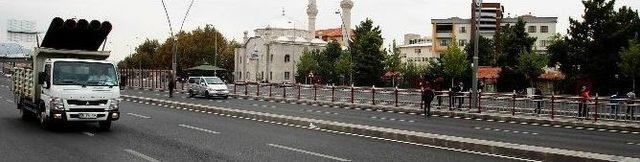 (&ouml;zel Haber) &Uuml;st Ge&ccedil;idi Kullanmayıp, Bariyerlerden Atlıyorlar 1