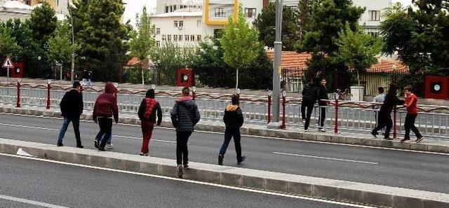 (&ouml;zel Haber) &Uuml;st Ge&ccedil;idi Kullanmayıp, Bariyerlerden Atlıyorlar 2