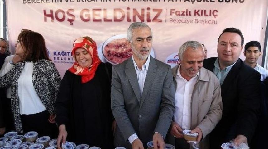 Kağıthane&rsquo;de Vatandaşlara 18 Bin Adet Aşure İkram Edildi