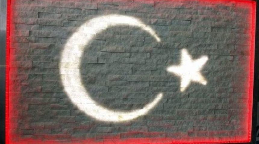 Doğal Taşlardan Işıklı T&uuml;rk Bayrağı Tablosu Yaptı