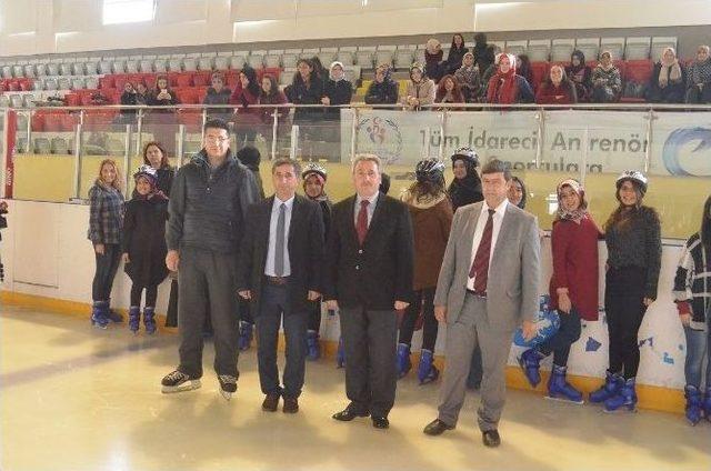 Erzurum’da İlk Kez Kız Öğrencilere Ücretsiz Buz Pateni